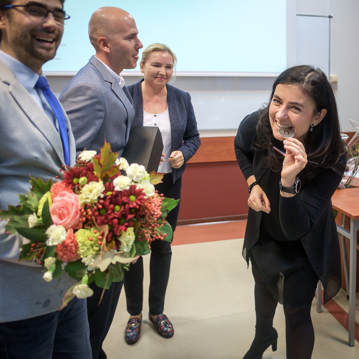 Przedstawiciele pracowników w trakcie wręczenia pamiątek